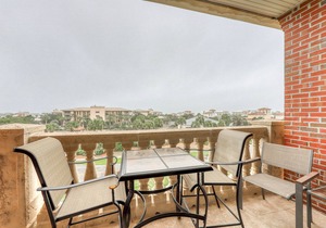 Top floor condo steps to the beach Shared pool & close to shopping & dining in Seacrest