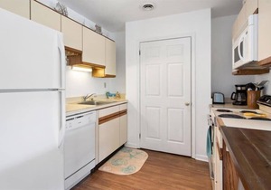 Two Bedroom Condo w/Pool and Short Walk to Beach in Ocean City