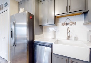 Updated condo w/private hot tub/shared pool, easy walk to beach & bay in Ocean City