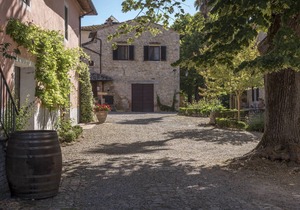 Vento d'Estate-standard room for 2+1 in the main village in Colle di Val d'Elsa