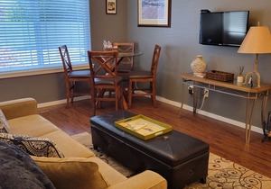 WALK TO DOWNTOWN & OLD MILL-1 BLOCK TO THE RIVER-MODERN/ATTRACTIVE 1 BDR SUITE in Bend
