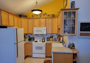 WALK TO DOWNTOWN & OLD MILL-1 BLOCK TO THE RIVER-MODERN/ATTRACTIVE 1 BDR SUITE in Bend