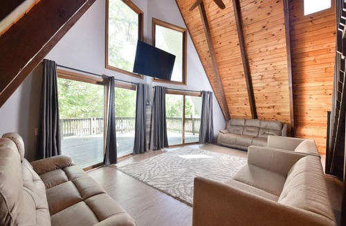 Lake Delton Villa | 18 person Villa located right across Lake Delton