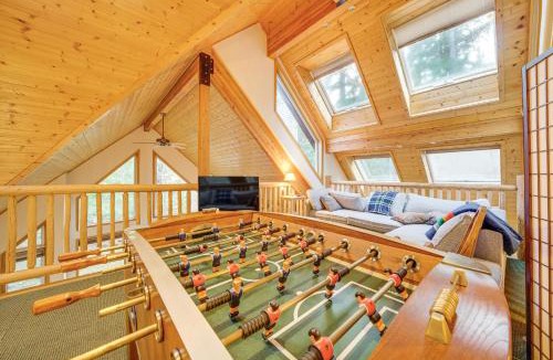 Enumclaw House | 19 Mi to Slopes at Crystal Mtn: Getaway w/Hot Tub