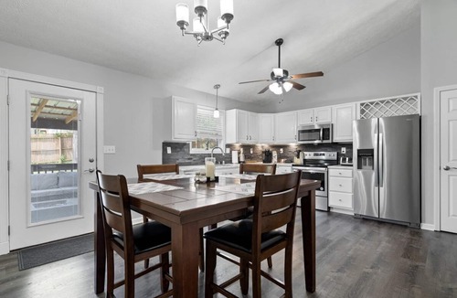 Paducah House | 3 Bed/2 Bath Modern 1400 sq ft Home in Quiet Paducah Neighborhood near winery.