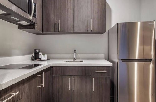 Deer Park Hotel | 3 Suites Stay | Kitchen & Free Parking l Stay Together—Pets Always Welcome