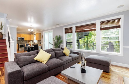 Gresham House | 7BR Estate, Mt Hood Skiing Base Camp, Sleeps 16 - Pets, Fire Pit, Indoor Jacuzzi
