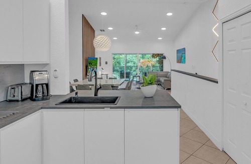 Rock Harbor House | 812 Mariners Club - 4 bedroom townhome with comfortable open living area