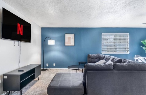 Central Arlington Apartment | Arlington 2BR | AT&T, Globe Life, 6 Flags, Parking
