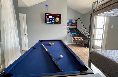 Gulfport House | Blue Beach House, GAME ROOM, Sleep 8, Swim Pool, Gated, Casinos