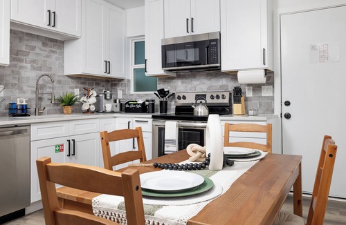 Mahncke Park House | Casa Bohemia - 5 Star Location - Convenience and Comfort - Free L2 EV Charging