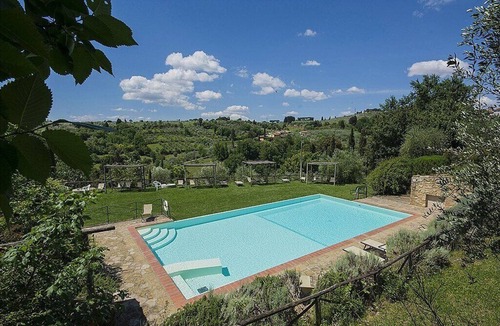 Grassina House | Casa Bonannia L: A cheerful one-story apartment in the characteristic style of the Tuscan countryside.