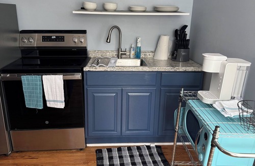 New Castle Apartment | Charming 2-bedroom apartment in brilliant New Castle with WiFi, AC