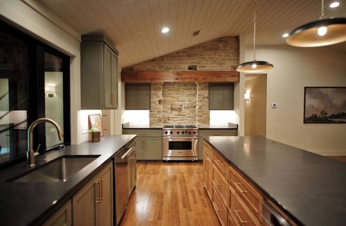 Oxford House | Charming 4-bedroom MidCentury Bungalow—Brand New!
