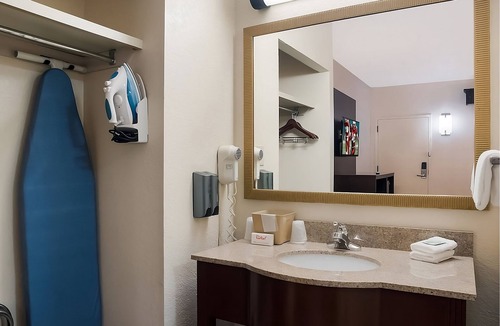 Tupelo Hotel | Charming Tupelo Retreat | Free Parking | 3.5 Miles to Elvis Presley Birthplace