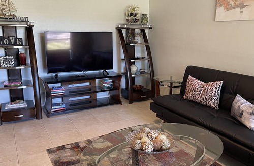 Naples Park Villa | CHARMING, UPDATED, PROFESSIONALLY DECORATED RETREAT CLOSE TO BEACH, SLEEPS 6