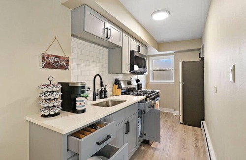 Forestview Condo | City Vibes 2BR - 20 min to DT, 15 min to Midway!