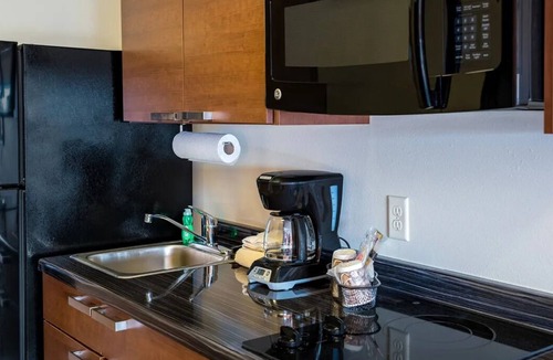 Buena Hotel | Comfortable Room Tailored for Business or Leisure Travelers