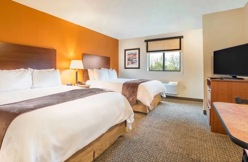 Buena Hotel | Comfortable Room Tailored for Business or Leisure Travelers