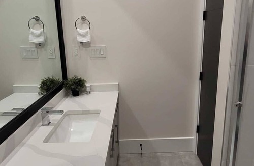 Guildford House | Contemporary couple’s getaway w/ separate entrance