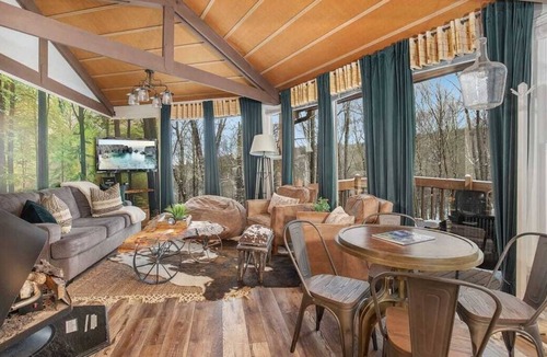 Beech Mountain Villa | Cool Tree House with Hot tub & FREE EV charging