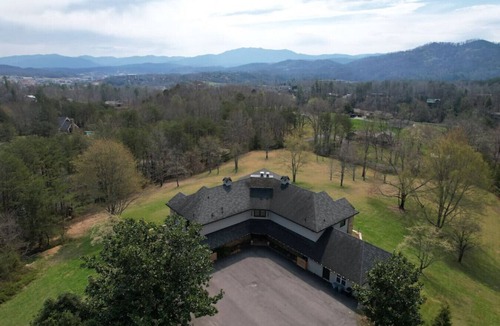 Pigeon Forge Villa | Crestview Estate 5 acres-heated pool-5min to strip