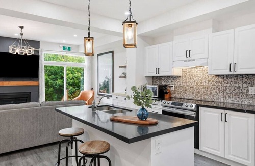 The Blue Mountains Villa | Crosswinds Basecamp: Modern Townhome Near Blue