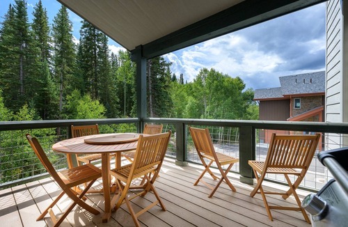 Rendezvous House | Downtown WP Chalet 20 I Private Hot Tub I Great Views I Bunk Room I Discounted Attractions