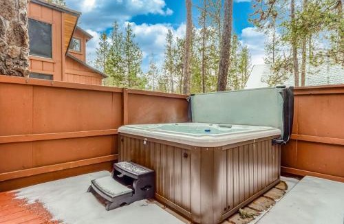 Sunriver House | Forest retreat with a hot tub and bikes - pool access & minutes from the village