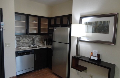 Northfield Apartment | Free Breakfast Buffet Every Morning. Pool & Gym Access.