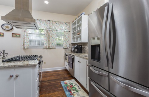 Beauregard Town Historic District House | FREE COFFEE, SOFT DRINK, SNACKS AND TOILETRIES! PRIVATE TOILET IN EACH BEDROOM!