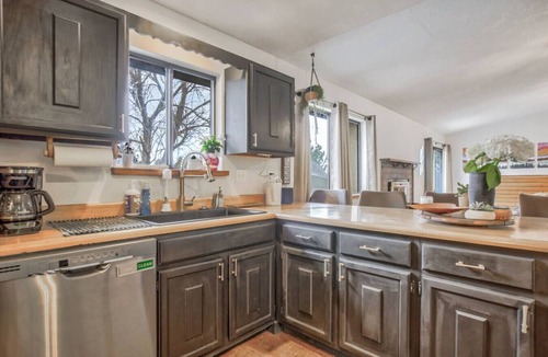 Northeast Colorado Springs Villa | Friendship Fortress~ Garden of the Gods Villa~ 12+