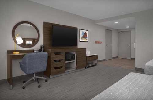 Golden Hotel | Hampton Inn & Suites by Hilton Wheat Ridge Denver West