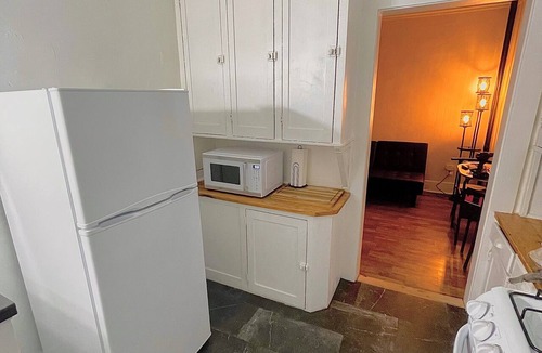 Springfield Apartment | Historic Apt. Adjacent to Capitol/2 Queen Bds Loft Style near Medical/State Fair