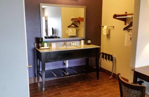 Beeville Hotel | Ideal Extended-Stay Studio near Highway 59 in Convenient Location