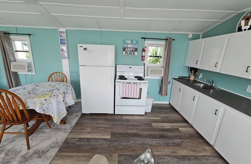 York Cottage | Lyons Cottages - #7 King Studio Walk to the Beaches of Stanhope National Park!