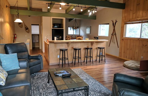 Mammoth Lakes Condo | Mammoth 3 BD 2 BA Condo with Balcony, Patio - Pet Friendly