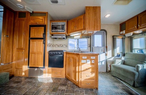 St. Regis House | Minigolf Course TIGER Camper Hot Tub - AC - Furnace - Fully Furnished