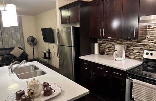 Northwest Edmonton House | Modern Vacation Home Near West Edmonton Mall, Transit Center & LRT - 3BR