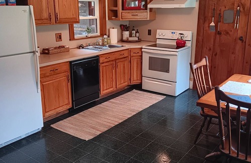 Williamsburg Cabin | Mountain Retreat close to Northampton/Amherst with trails and peaceful nature!