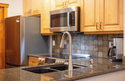 Fernie House | Mountain Side Ski-in Cabin w/Private Hot Tub - 5 Min. Walk to Chairlift