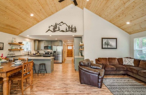 Leavenworth House | Newly-Built 3BR Chalet | Hot Tub, Firepit & Covered Deck | Near Leavenworth & Stevens Pass