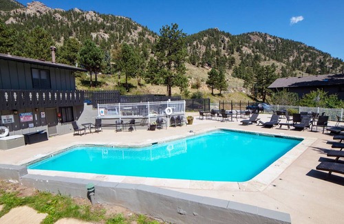 Estes Park Condo | One bedroom condo minutes from National Park, and downtown Estes Park