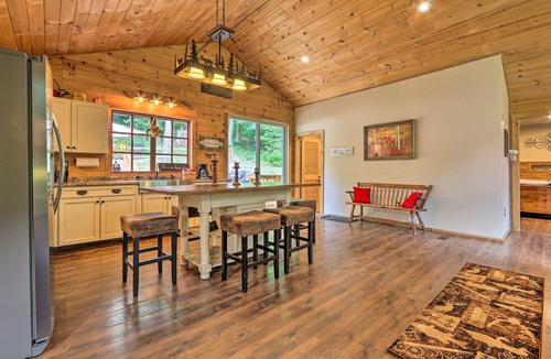 Butler House | Private Butler cabin w/Hottub near Mohican, Snowtrails, and Loudonville canoeing