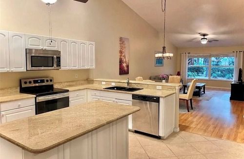 Fountain Lakes Villa | Quiet Villa with FREE 9 hole GOLF COURSE near Beaches