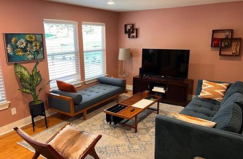 Blackshear-Prospect Hill House | Retro Cowyboy Villa in the Heart of Austin