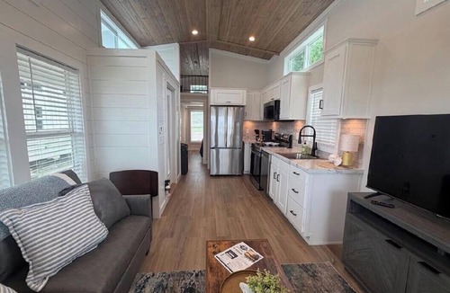 Vicksburg House | Riverfront Tiny Home w/King Bed & Wi-Fi
