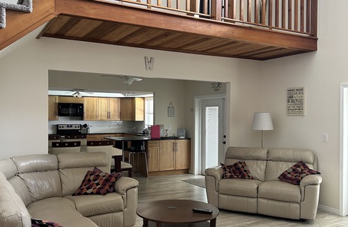 Auburndale House | Stunning Lake Front Home on Lake Whistler - Perfect for all the Family to Enjoy!