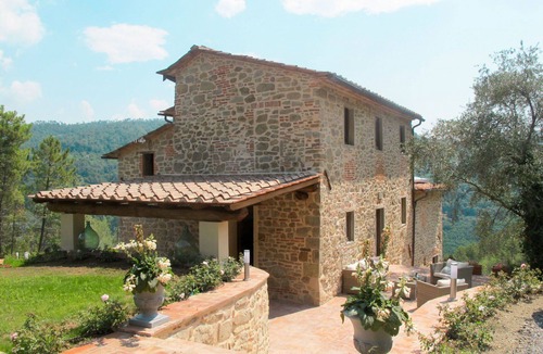 Pescia Villa | Stunning private villa for 10 guests with WIFI, hot tub, private pool, TV, patio and pets allowed