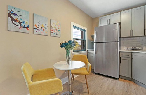 Lisle Apartment | Stylish DT Lisle Studio | Parking, Laundry, Walk to Train!